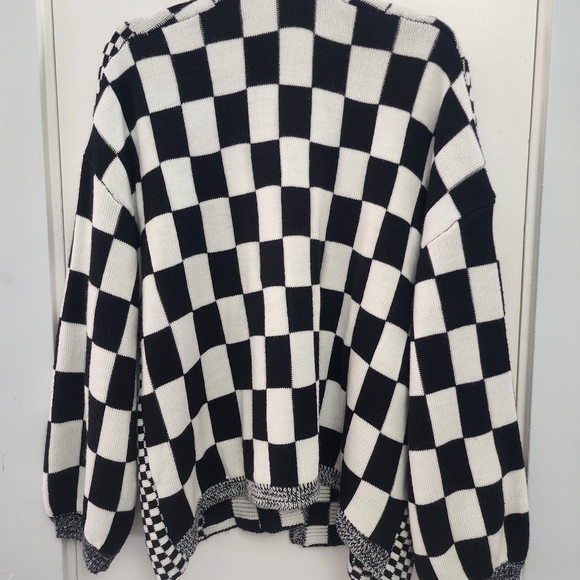 SHEIN Black and White Checkered Cardigan with Bold Pattern - Picture 7 of 10